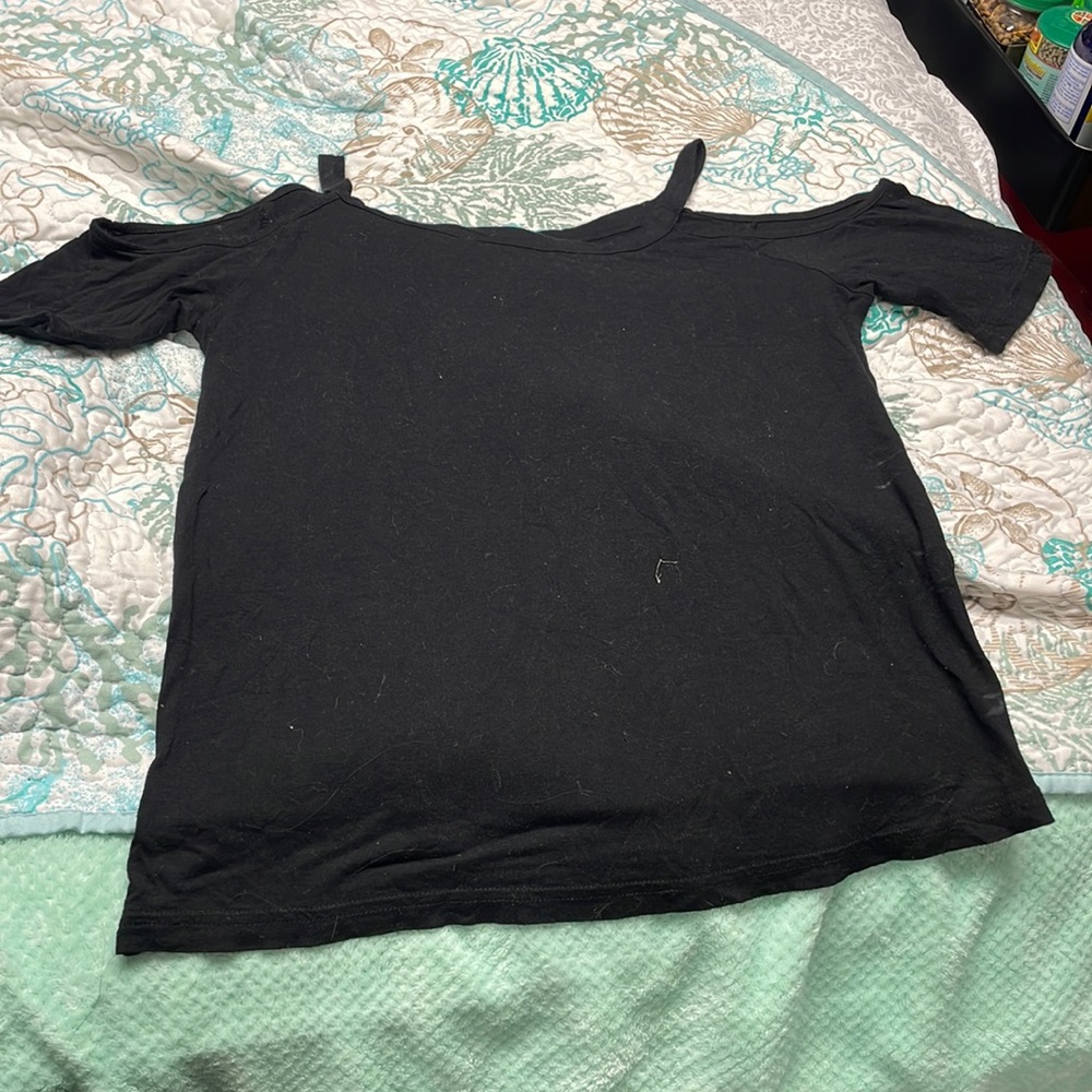 BLACK SHOULDER CUT OUT TEE